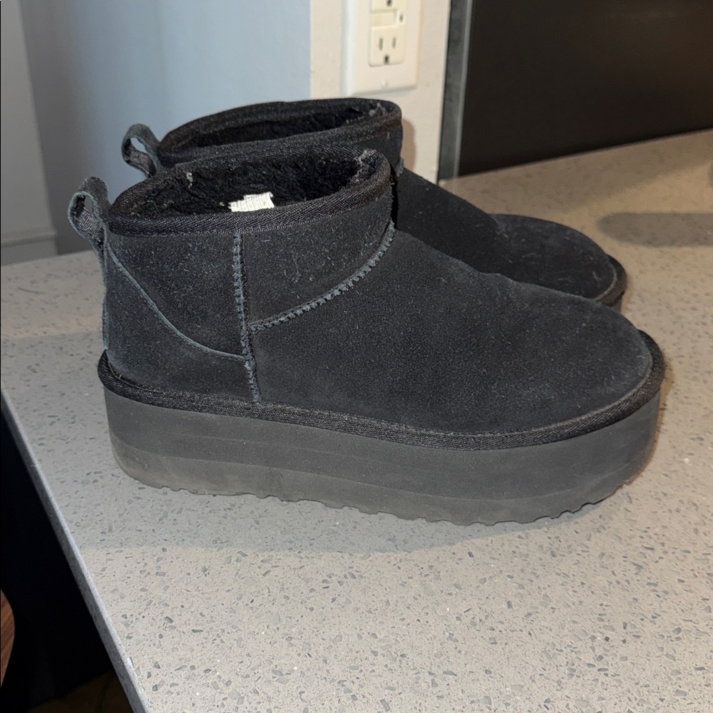 Short Platform Uggs Black Size 8